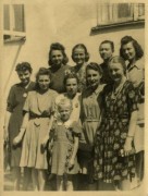 1945-1946, Włochy.
Kobiety oraz mała dziewczynka pozują do zdjęcia.
Fot. NN, kolekcja Marcina Rudzińskiego, zbiory Ośrodka KARTA