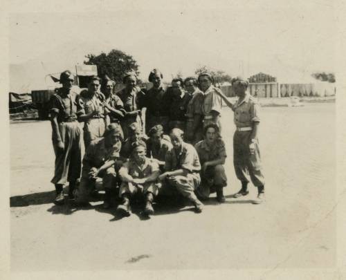 5.09.1946, Włochy.
Żołnierze z 2 Korpusu Polskiego PSZ na Zachodzie w obozie przejściowym dla wracających do Polski. W głębi widoczny namiot z napisem: 