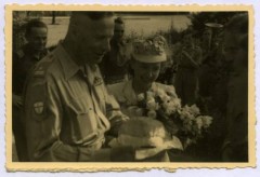 1945-1946, prawdopodobnie Mantua, Włochy.
Ślub żołnierza z 2 Korpusu Polskiego PSZ na Zachodzie. Na ramieniu żołnierza widoczna tzw. tarcza krzyżowców - godło Brytyjskiej 8 Armii nadane 2 Korpusowi jako odznaka honorowa po zdobyciu Monte Cassino.
Fot. NN, kolekcja Marcina Rudzińskiego, zbiory Ośrodka KARTA