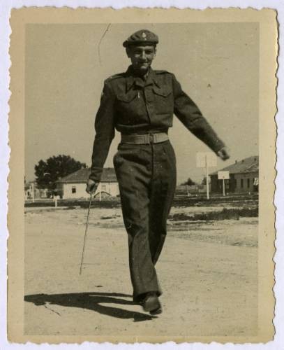 1945-1946, Włochy.
Podporucznik 2 Korpusu Polskiego PSZ na Zachodzie na terenie obozu wojskowego.
Fot. NN, kolekcja Marcina Rudzińskiego, zbiory Ośrodka KARTA