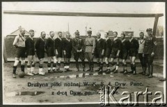 1931-1935, Brześć nad Bugiem, woj. poleskie, Polska.
Drużyna piłki nożnej 4 Dywizjonu Pancernego Wojska Polskiego (od 1935 r. 4 Batalionu Pancernego) wchodząca w skład Wojskowego Klubu Sportowego 