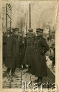 1936-1937, prawdopodobnie Bydgoszcz, woj. pomorskie, Polska. 
Oficerowie Wojska Polskiego na ulicy.
Fot. NN, kolekcja Jana Gozdawy-Gołębiowskiego, zbiory Ośrodka KARTA