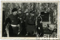 1945-1946, Potenza Picena, Zjednoczone Królestwo Włoch.
Dowódca II Korpusu Polskiego Polskich Sił Zbrojnych na Zachodzie gen. Władysław Anders (z lewej) w towarzystwie brytyjskiego generała (w środku) prawdopodobnie odwiedzają dowództwo 4 Pułku Pancernego 