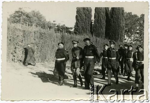 1945-1946, Potenza Picena, Zjednoczone Królestwo Włoch.
Dowódca II Korpusu Polskiego gen. Władysław Anders (pierwszy rząd, z prawej) w towarzystwie oficerów z 4 Pułku Pancernego 