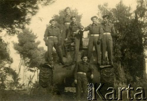 1945-1946, Porto Potenza Picena, Zjednoczone Królestwo Włoch.
Grupa żołnierzy 4 Pułku Pancernego 