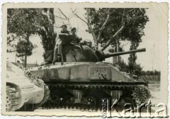1945-1946, Osimo k. Ankony, Zjednoczone Królestwo Włoch.
Grupa żołnierzy 4 Pułku Pancernego 