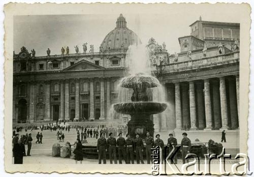 1945-1946, Rzym, Zjednoczone Królestwo Włoch.
Plac św. Piotra w Watykanie. Grupa żołnierzy 4 Pułku Pancernego 