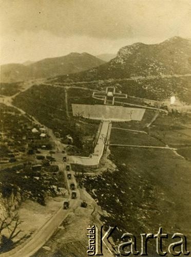 1945-1946, Monte Cassino, Włochy.
Cmentarz wojenny żołnierzy 2 Korpusu Polskiego generała Władysława Andersa uczestniczących w bitwie o klasztor benedyktyński. Zbudowano go na płaskim siodle, zwanym w czasie bitwy 