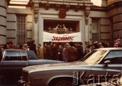 13 lub 19.12.1981, Nowy Jork, Stany Zjednoczone. 
Protestujący Polacy przed wejściem do Konsulatu Polskiej Rzeczpospolitej Ludowej w związku z wprowadzeniem w kraju stanu wojennego. Na pierwszym planie widoczny transparent z napisem 