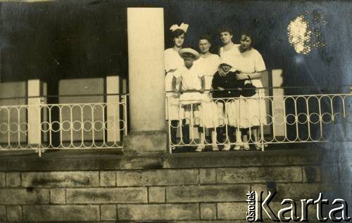 Lata 20., prawdopodobnie Republika Weimarska.
Elżbieta Zajączkowska (z prawej) z córką Larysą i przyjaciółkami podczas wycieczki.
Fot. NN, kolekcja Larysy Zajączkowskiej-Mitznerowej, zbiory Ośrodka KARTA