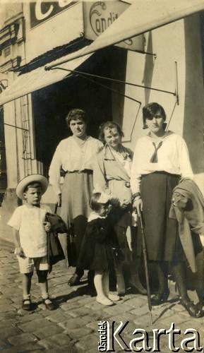 Lata 20., prawdopodobnie Włochy.
Elżbieta Zajączkowska (w środku) z córką Larysą (stoi koło niej) i przyjaciółkami podczas wycieczki.
Fot. NN, kolekcja Larysy Zajączkowskiej-Mitznerowej, zbiory Ośrodka KARTA