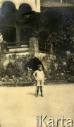 Lata 20., prawdopodobnie Republika Weimarska.
Chłopiec stojący przed budynkiem.
Fot. NN, kolekcja Larysy Zajączkowskiej-Mitznerowej, zbiory Ośrodka KARTA
