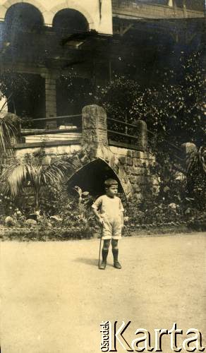Lata 20., prawdopodobnie Republika Weimarska.
Chłopiec stojący przed budynkiem.
Fot. NN, kolekcja Larysy Zajączkowskiej-Mitznerowej, zbiory Ośrodka KARTA