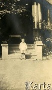 Lata 20., prawdopodobnie Republika Weimarska.
Chłopiec przed wejściem do domu. 
Fot. NN, kolekcja Larysy Zajączkowskiej-Mitznerowej, zbiory Ośrodka KARTA