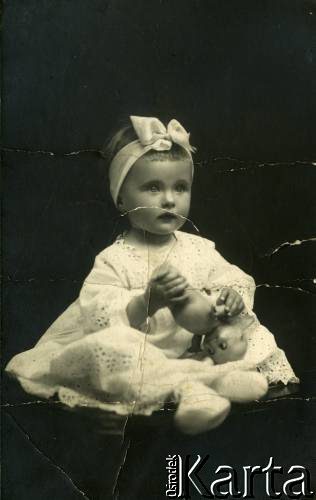 1919-1920, brak miejsca.
Około dwuletnia Larysa Zajączkowska.
Fot. NN, kolekcja Larysy Zajączkowskiej-Mitznerowej, zbiory Ośrodka KARTA