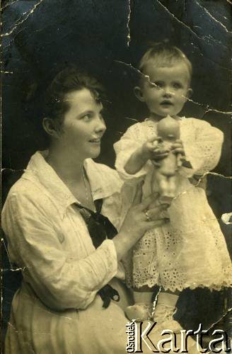 1919-1920, brak miejsca.
Elżbieta Zajączkowska z około dwuletnią córką Larysą.
Fot. NN, kolekcja Larysy Zajączkowskiej-Mitznerowej, zbiory Ośrodka KARTA