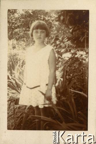 1925-1927, Francja.
Larysa Zajączkowska w parku.
Fot. NN, kolekcja Larysy Zajączkowskiej-Mitznerowej, zbiory Ośrodka KARTA