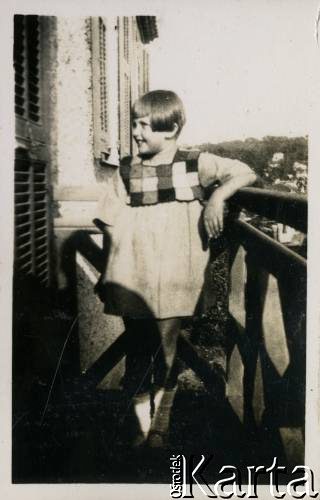 1925-1927, Juan-les-Pins, Francja.
Larysa Zajączkowska na balkonie wynajmowanego pokoju w pensjonacie 