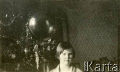 1925-1927, Francja.
Larysa Zajączkowska stoi przy choince. 
Fot. NN, kolekcja Larysy Zajączkowskiej-Mitznerowej, zbiory Ośrodka KARTA

