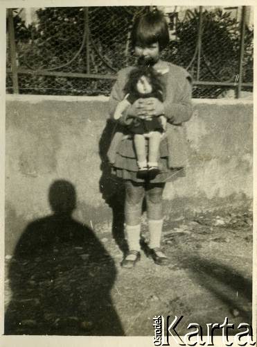 1925-1927, Francja.
Larysa Zajączkowska trzymająca lalkę.
Fot. NN, kolekcja Larysy Zajączkowskiej-Mitznerowej, zbiory Ośrodka KARTA
