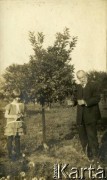 1925-1927, Francja.
Larysa Zajączkowska przy owocowym drzewie. Obok stoi mężczyzna.
Fot. NN, kolekcja Larysy Zajączkowskiej-Mitznerowej, zbiory Ośrodka KARTA