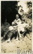 1925-1927, Francja.
Larysa Zajączkowska z babcią Larysą Michelson.
Fot. NN, kolekcja Larysy Zajączkowskiej-Mitznerowej, zbiory Ośrodka KARTA
