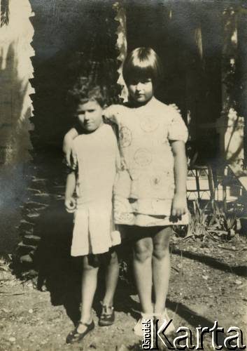 1925-1927, Juan-les-Pins, Francja.
Larysa Zajączkowska z dziewczynką w ogrodzie pensjonatu 