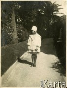 1925-1927, Francja.
Larysa Zajączkowska na spacerze w parku.
Fot. NN, kolekcja Larysy Zajączkowskiej-Mitznerowej, zbiory Ośrodka KARTA