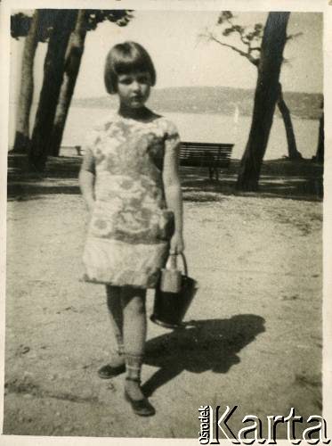 1925-1927, Francja.
Larysa Zajączkowska podczas zabawy. W ręku trzyma wiaderko i łopatkę.
Fot. NN, kolekcja Larysy Zajączkowskiej-Mitznerowej, zbiory Ośrodka KARTA