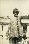 1925-1927, Francja.
Larysa Zajączkowska przy kamiennej balustradzie tarasu.
Fot. NN, kolekcja Larysy Zajączkowskiej-Mitznerowej, zbiory Ośrodka KARTA