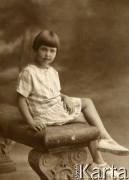 1925-1927, Nicea, Francja.
Larysa Zajączkowska na ławce. Zdjęcie wykonane w atelier fotograficznym.
Fot. NN, kolekcja Larysy Zajączkowskiej-Mitznerowej, zbiory Ośrodka KARTA