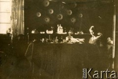 Ok. 1935, Łódź, Rzeczpospolita Polska.
Larysa Zajączkowska siedzi przy stole i czyta książkę.
Fot. NN, kolekcja Larysy Zajączkowskiej-Mitznerowej, zbiory Ośrodka KARTA