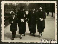 Ok. 1937, Rzeczpospolita Polska.
Larysa Zajączkowska (z prawej) z babcią Larysą Michelson (2. z prawej) w parku.
Fot. NN, kolekcja Larysy Zajączkowskiej-Mitznerowej, zbiory Ośrodka KARTA