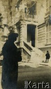 1925-1927, Francja.
Larysa Zajączkowska stoi przed kamienicą. Na pierwszym planie jej babcia Larysa Michelson.
Fot. NN, kolekcja Larysy Zajączkowskiej-Mitznerowej, zbiory Ośrodka KARTA