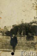 1925-1927, Francja.
Larysa Zajączkowska w parku.
Fot. NN, kolekcja Larysy Zajączkowskiej-Mitznerowej, zbiory Ośrodka KARTA