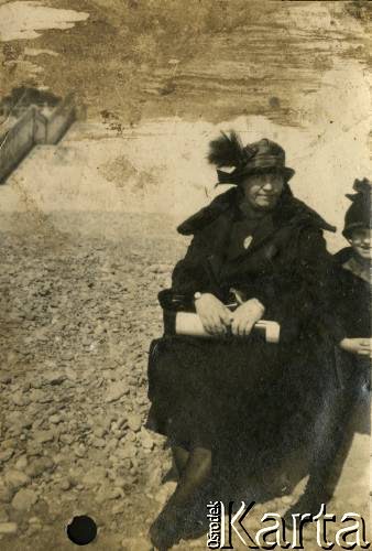1925-1927, Francja.
Larysa Zajączkowska z babcią Larysą Michelson na spacerze.
Fot. NN, kolekcja Larysy Zajączkowskiej-Mitznerowej, zbiory Ośrodka KARTA