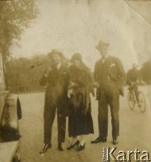 1925-1927, Francja.
Rodzice Larysy Elżbieta i Piotr Zajączkowscy (1. i 2. z prawej) stoją przed samochodem.
Fot. NN, kolekcja Larysy Zajączkowskiej-Mitznerowej, zbiory Ośrodka KARTA