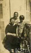1925-1927, Francja.
Larysa Zajączkowska (z prawej) z babcią Larysą Michelson (z lewej) na balkonie.
Fot. NN, kolekcja Larysy Zajączkowskiej-Mitznerowej, zbiory Ośrodka KARTA