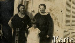1925-1927, Francja.
Larysa Zajączkowska (w środku) z babcią Larysą Michelson (z prawej) na balkonie.
Fot. NN, kolekcja Larysy Zajączkowskiej-Mitznerowej, zbiory Ośrodka KARTA