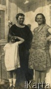 1925-1927, Francja.
Larysa Zajączkowska (z lewej) z babcią Larysą Michelson (w środku) na balkonie.
Fot. NN, kolekcja Larysy Zajączkowskiej-Mitznerowej, zbiory Ośrodka KARTA