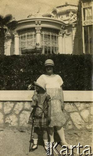 1925-1927, Francja.
Larysa Zajączkowska (z lewej) z kobietą przed budynkiem.
Fot. NN, kolekcja Larysy Zajączkowskiej-Mitznerowej, zbiory Ośrodka KARTA