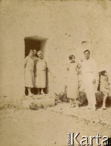 1925-1927, Francja.
Rodzina Zajączkowskich z przyjaciółmi podczas wycieczki. 1. z prawej stoi Larysa Zajączkowska, 3. Larissa Winterfeld, właścicielka pensjonatów 