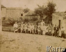 1925-1927, Francja.
Grupa osób siedząca na murku. 1. z lewej Elżbieta Zajączkowska, 2. jej córka Larysa, 7. Larissa Winterfeld, właścicielka pensjonatów 