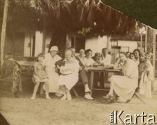 1925-1927, Francja.
Rodzina Zajączkowskich na spotkaniu towarzyskim. Siedzą od lewej: Larysa, babcia Larysa Michelson, matka Elżbieta, za nią ojciec Piotr. Przy stole 2. z prawej Larissa Winterfeld, właścicielka pensjonatów 