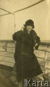 Lata 20., brak miejsca.
Elżbieta Zajączkowska (matka Larysy) płynie statkiem.
Fot. NN, kolekcja Larysy Zajączkowskiej-Mitznerowej, zbiory Ośrodka KARTA