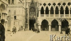 1926, Wenecja, Włochy.
Główne wejście do pałacu Porta della Carta przy Bazylice św. Marka. Nad wejściem widoczny lew św. Marka.
Fot. NN, kolekcja Larysy Zajączkowskiej-Mitznerowej, zbiory Ośrodka KARTA