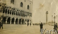 1926, Wenecja, Włochy.
Przechodnie spacerujący po Piazzetta San Marco. Po lewej stronie widoczny budynek Pałacu Dożów, w głębi kolumna z posągiem lwa św. Marka.
Fot. NN, kolekcja Larysy Zajączkowskiej-Mitznerowej, zbiory Ośrodka KARTA