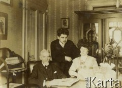 Początek XX wieku, Imperium Rosyjskie.
Mężczyźni i kobieta przy biurku w gabinecie.
Fot. NN, kolekcja Larysy Zajączkowskiej-Mitznerowej, zbiory Ośrodka KARTA
