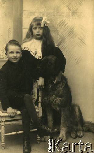 Początek XX wieku, Imperium Rosyjskie.
Dzieci z psem.
Fot. NN, kolekcja Larysy Zajączkowskiej-Mitznerowej, zbiory Ośrodka KARTA
