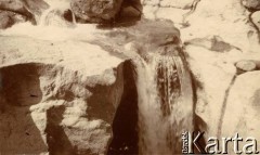 Lata 20., prawdopodobnie Włochy.
Woda płynąca między skałami.
Fot. NN, kolekcja Larysy Zajączkowskiej-Mitznerowej, zbiory Ośrodka KARTA